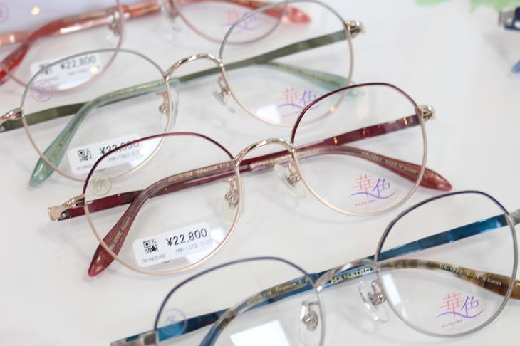 【メガネ選びに悩む女性必見！】あなたのパーソナルカラーからわかる、似合うメガネとおしゃれの法則